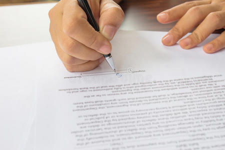 签合同的女人女性手签合同.照片