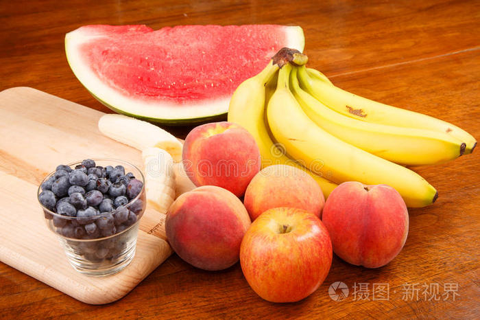 把水果全切在桌上