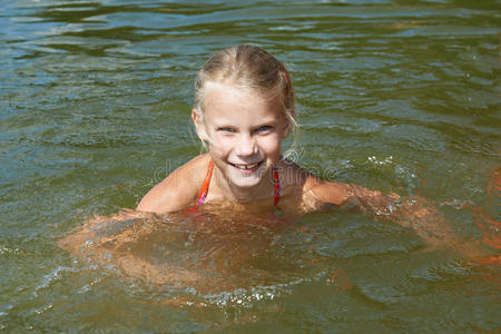 在湖里游泳的小女孩