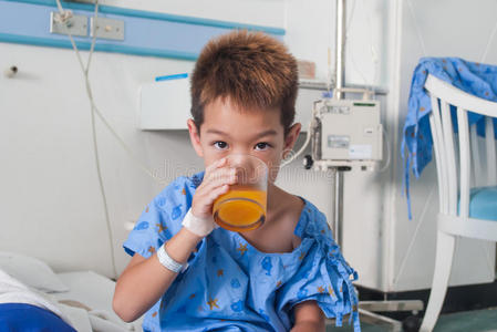 病床上静脉注射生理盐水的亚洲男童。