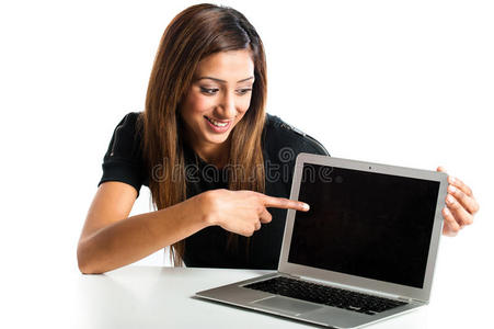年轻漂亮的亚裔印度少女指着笔记本电脑