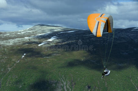 挪威滑翔伞运动图片