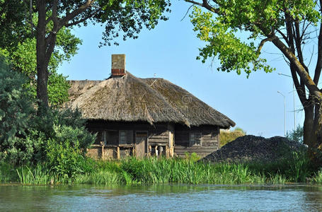 多瑙河三角洲传统茅草屋顶住宅图片