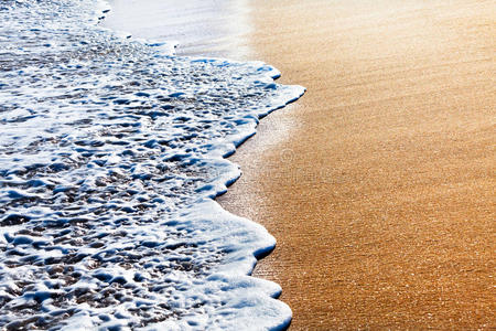 浪花溅在沙滩上图片