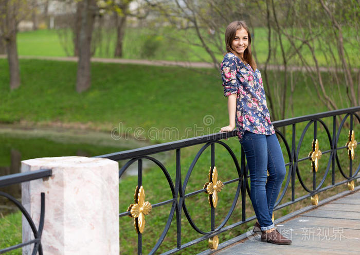 一个漂亮的全身女孩的画像