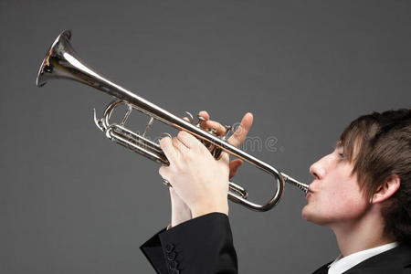 吹小号图片
