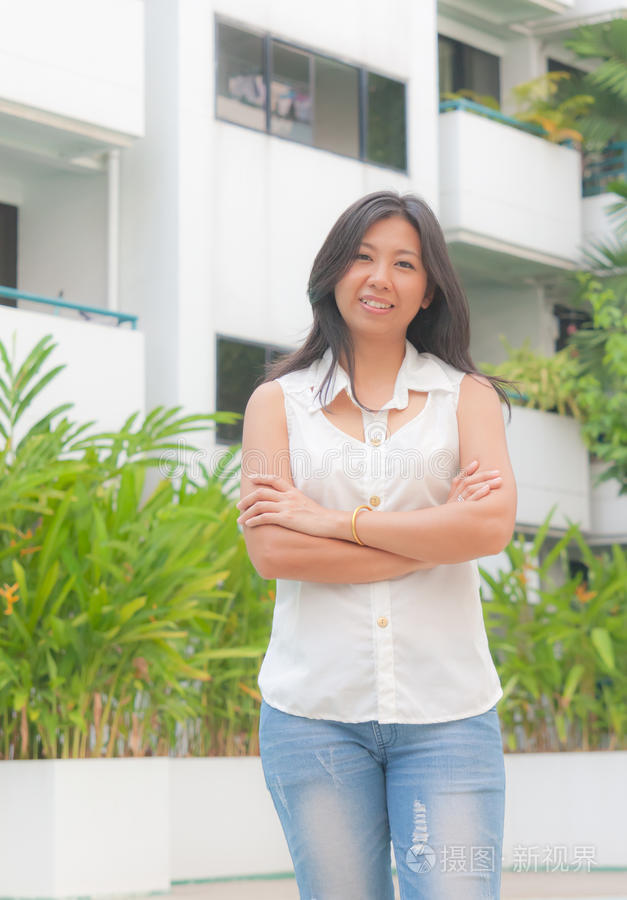 一位亚洲妇女在她的城市生活区里放松下来