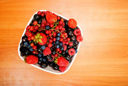 碗中有蓝莓草莓覆盆子黑加仑和红加仑