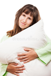 睡觉的美女美女微笑抱着枕头休息睡觉照片