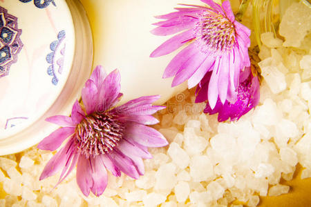 一罐浴盐和紫罗兰花