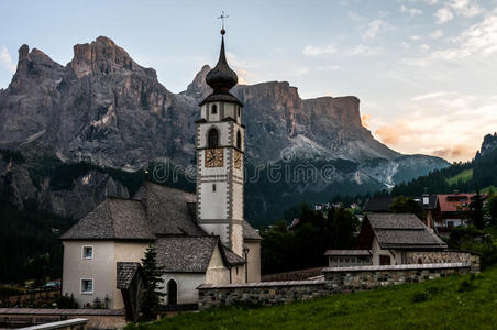 阿尔卑斯山村的山教堂图片