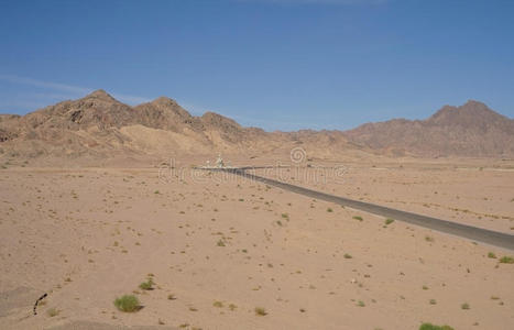 通往西奈沙漠的路。