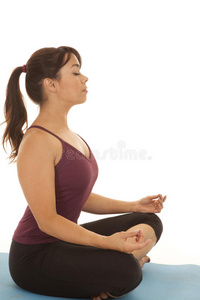 女子健身瑜伽冥想侧