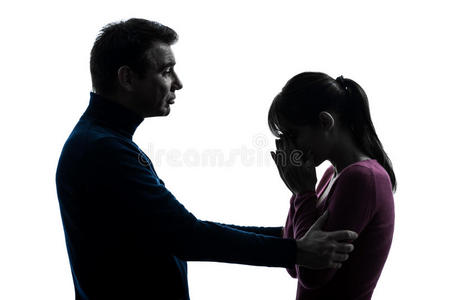 情侣女哭男安慰剪影照片