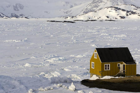 浮冰上的黄色房子