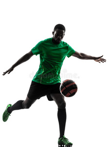 非洲男子足球运动员踢腿轮廓