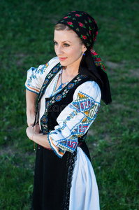 身着传统服装的美丽歌手，罗马尼亚f