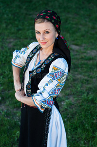 身着传统服装的美丽歌手，罗马尼亚f