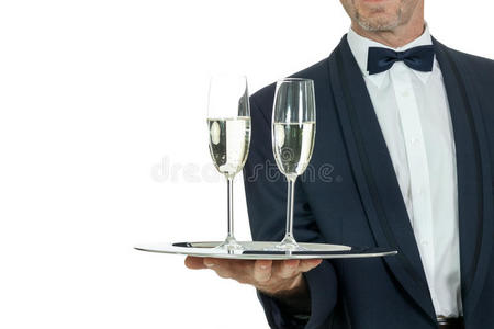 成年男性侍者提供两杯隔离香槟