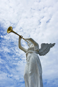 黄铜雕像天使与号角雕像照片
