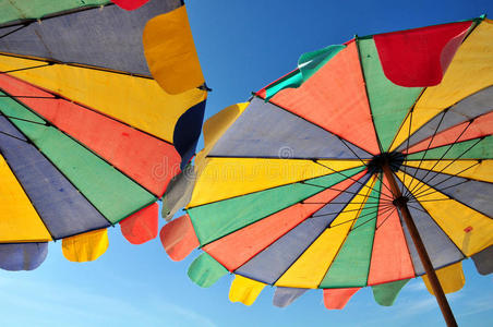 天空背景的彩虹伞