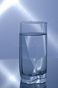 一杯带蓝光的水