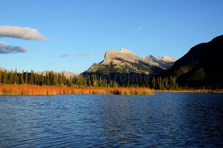 加拿大落基山脉，秋天的朗德尔山和朱砂湖