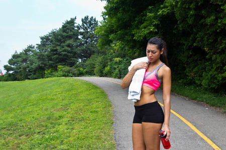 健康的女人跑步后休息