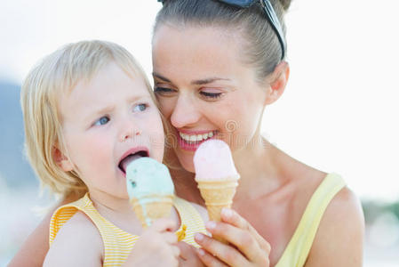 快乐妈妈和宝宝吃冰淇淋的画像