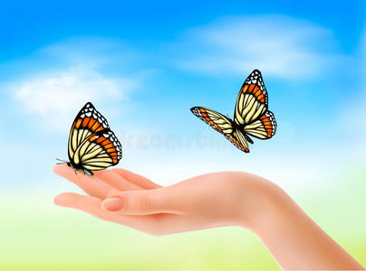 一只手拿着玫瑰一只手拿着蝴蝶在蓝天上.照片