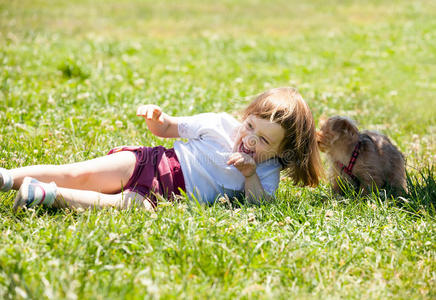 快乐的三岁小女孩和小狗