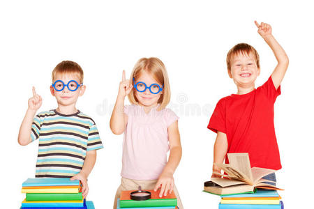 一群快乐的孩子在教室里拿着书。