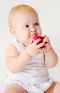 咬苹果的女婴图片