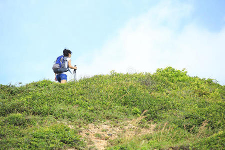 徒步旅行的女人