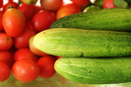新鲜蔬菜西红柿黄瓜。