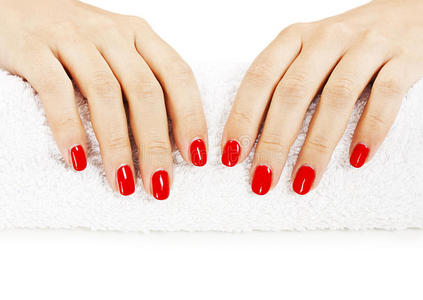 修指甲漂亮的修指甲的女人用红色指甲油