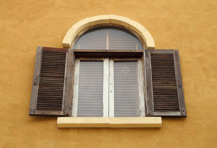 水泥墙上的老式窗户