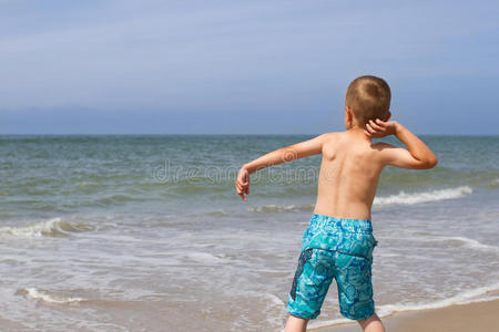 男孩向大海扔石头
