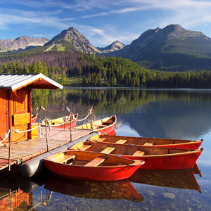 湖面上美丽的小船