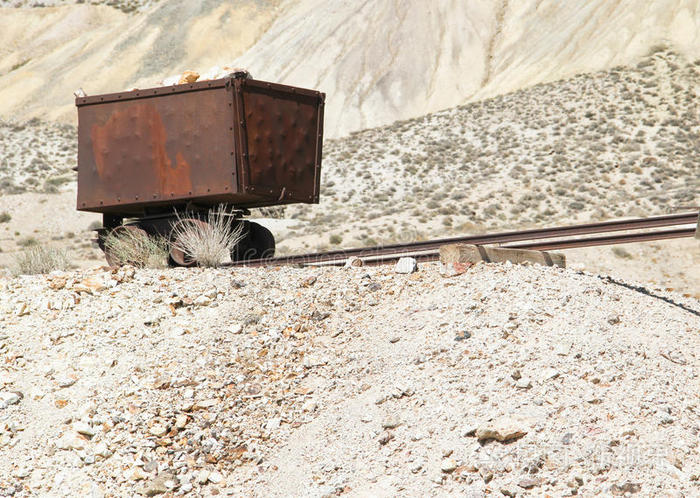 矿车两辆老式金银矿车旧矿车伟大的追踪器矿车卡车在矿井里尾矿山侧