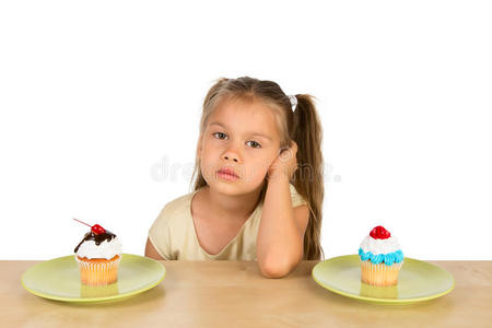 女孩和两个纸杯蛋糕图片
