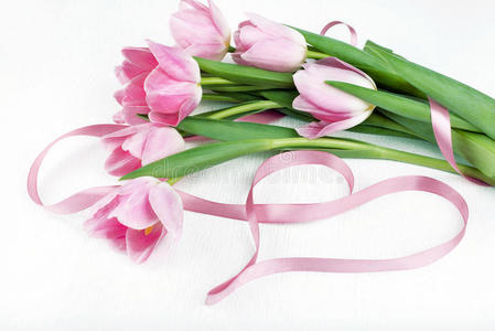 美丽的粉红郁金香和粉红丝带的花束，在w