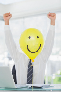 黄色气球，快乐的脸，隐藏着快乐的商人的脸