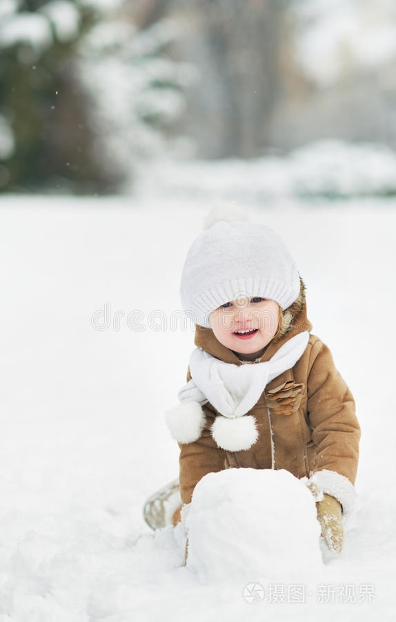 快乐宝宝为雪人做雪球