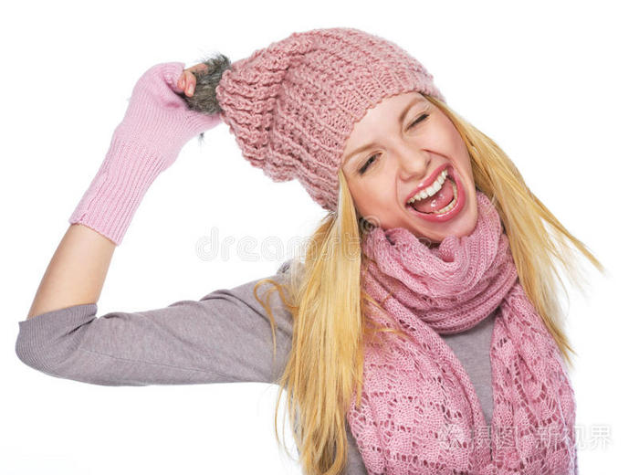 戴冬帽戴围巾的快乐少女画像