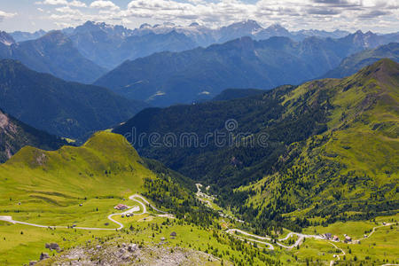 白云石景观与山路。意大利