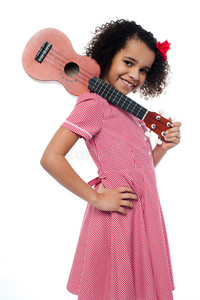 带着玩具吉他的可爱的女学生图片