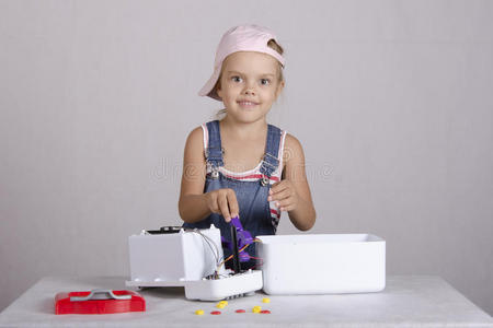 女孩修理玩具微波炉图片