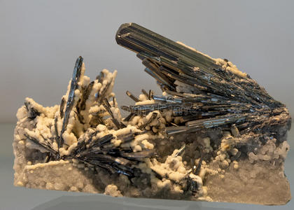 方解石展示辉锑矿和方解石样品照片