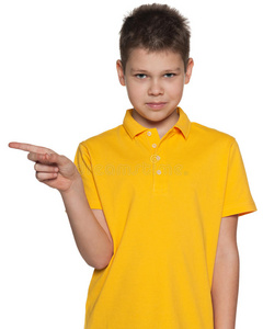穿黄衬衫的男孩把食指向旁边伸